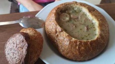 Zurek-Suppe in einer Brotschüssel serviert - lecker!