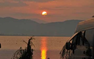 Der Kormoran erwacht im Morgenlicht am Ohridsee