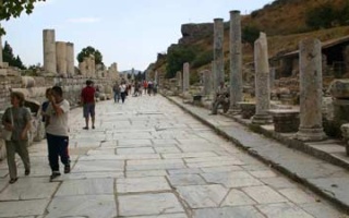 Archäologen entdecken eine spätantike Schankstube in Ephesos