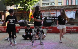 Mit Tänzen und Rosen die Herzen erobert