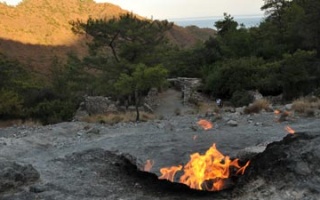 Chimera - Flammen schlagen aus dem felsigen Boden